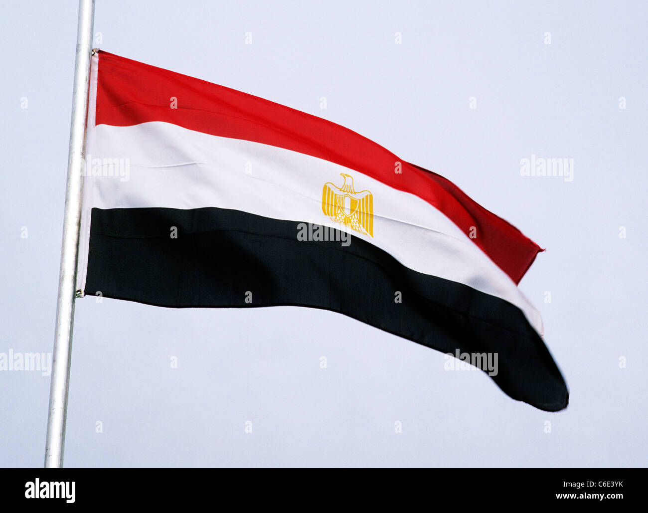 Ägypten, nationale Fahne Fahnen ägyptischen fliegen vom Fahnenmast Stockfoto