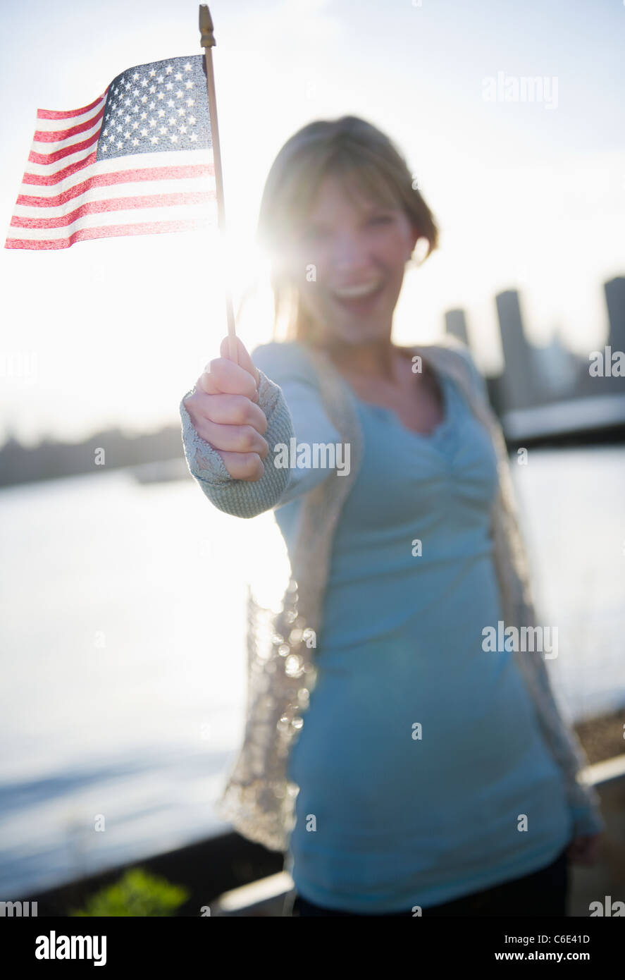 USA, Brooklyn, Williamsburg, Frau, die amerikanische Flagge Stockfoto