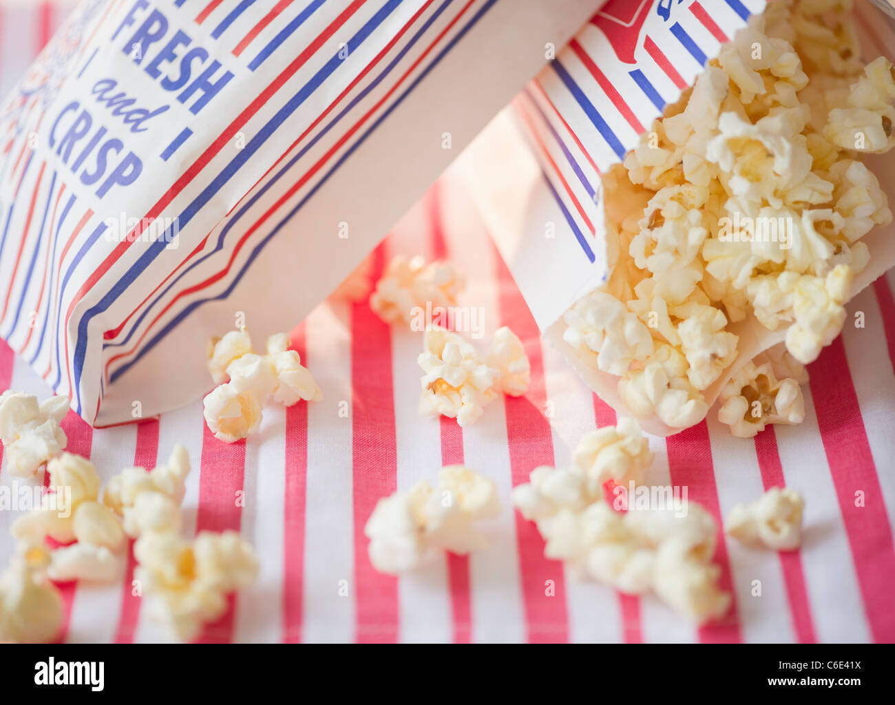 Nahaufnahme von Popcorn und Papierbeutel Stockfoto