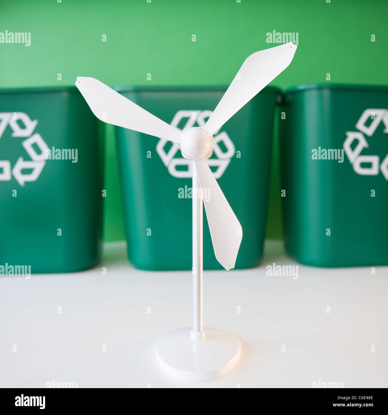 Nahaufnahme von Wind Turbine und Müll-Behälter-Modell Stockfoto