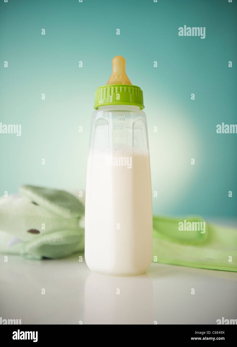 Nahaufnahme von Baby-Flasche mit Milch Stockfoto