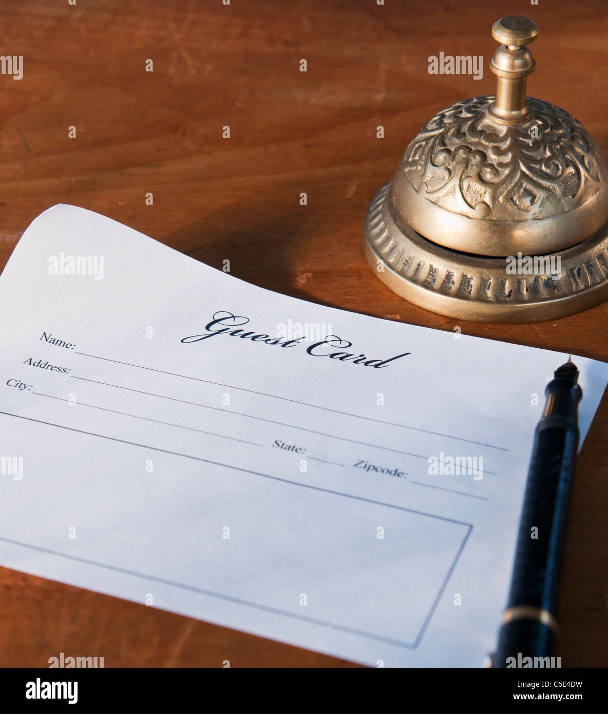 Nahaufnahme eines antiken Gästekarte und service-Glocke Stockfoto