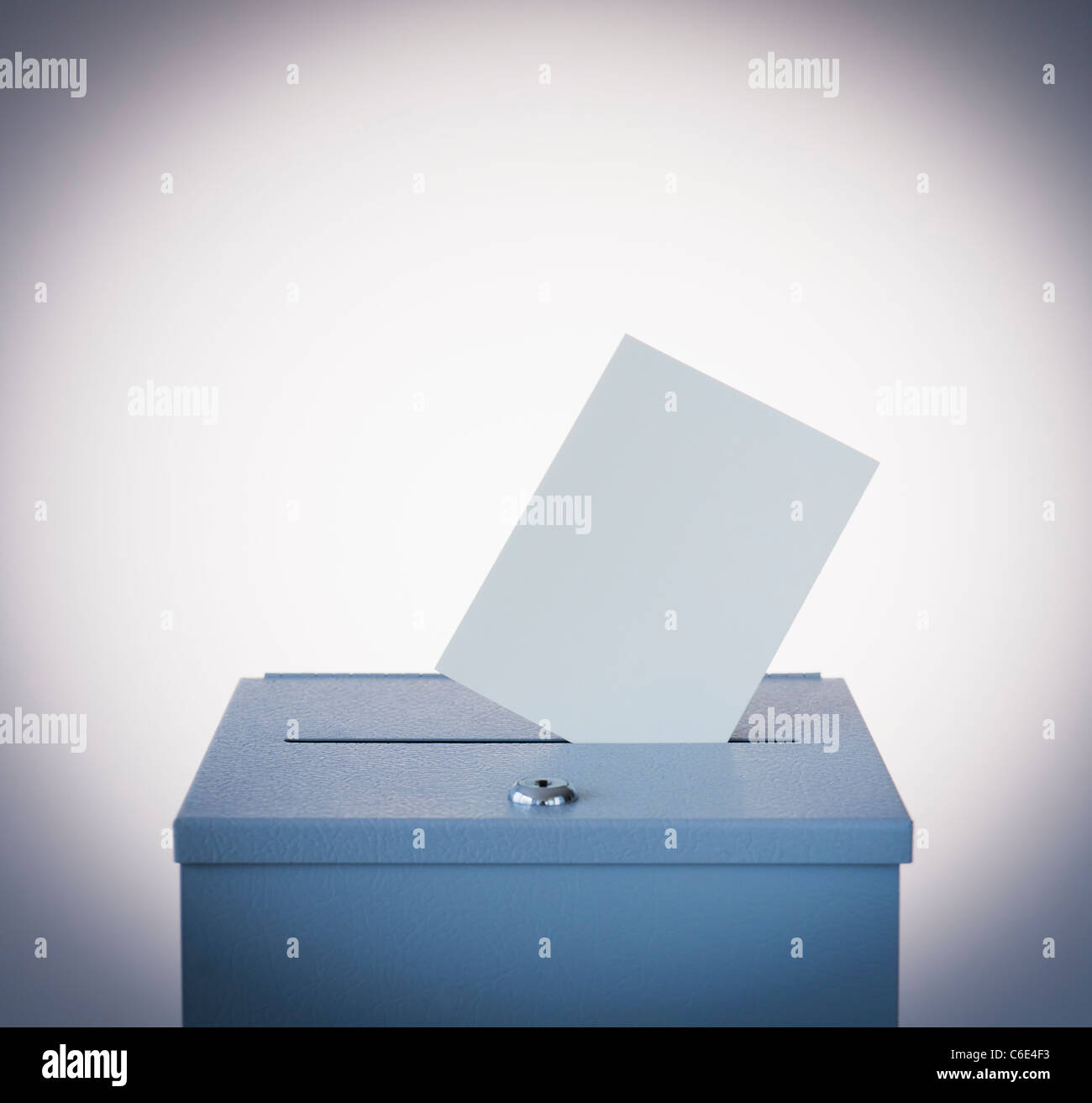 Wahlurne und leeres Papier, Atelier erschossen Stockfoto