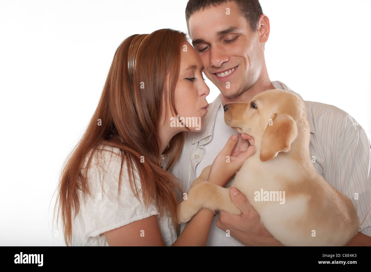 Junges Paar mit Labrador Retriever Welpen Stockfoto