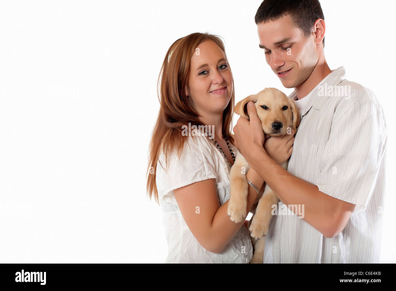 Junges Paar mit Labrador Retriever Welpen Stockfoto