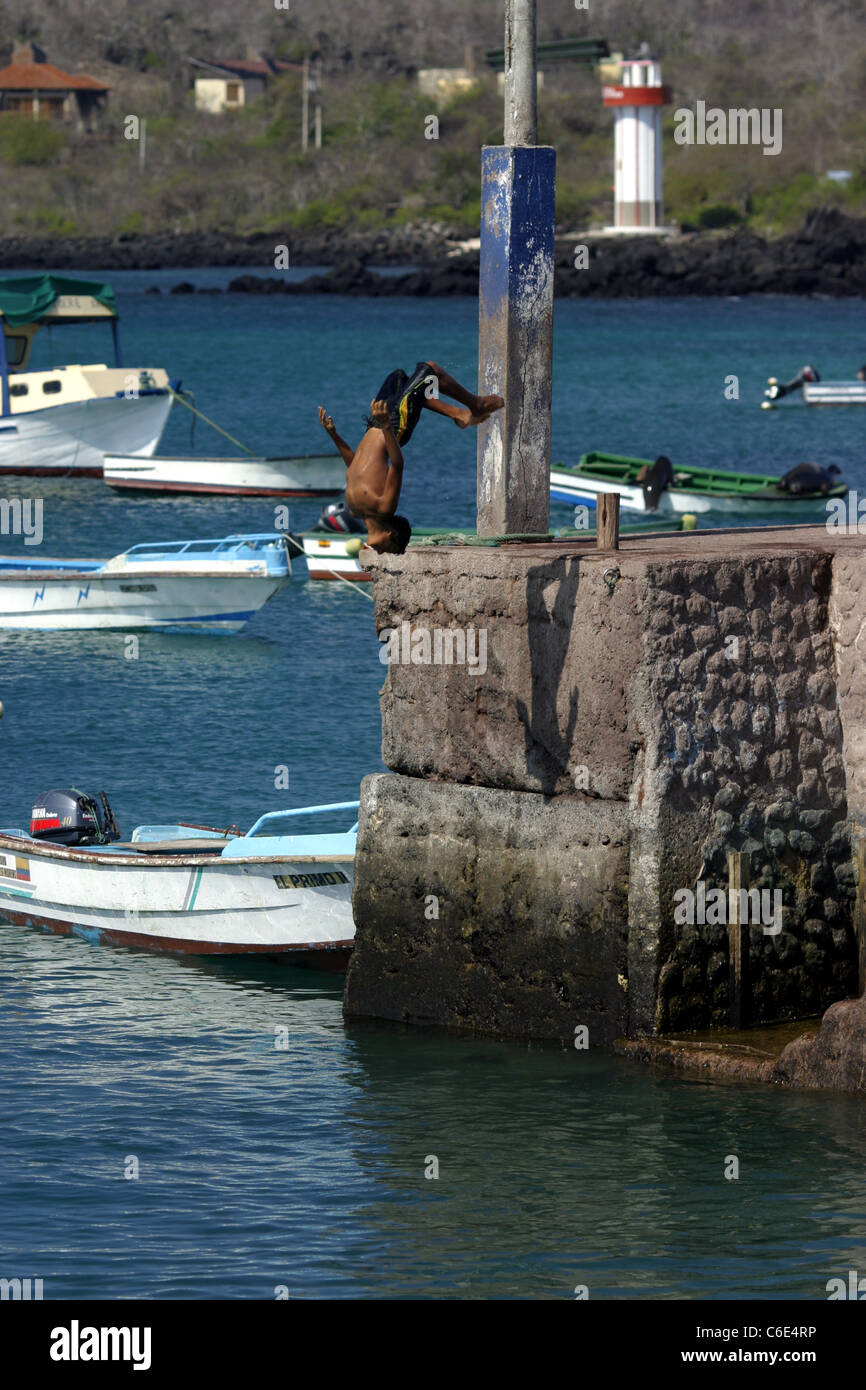 Junge bedeutet rückwärts Salto des Piers auf Isla San Cristobal, Galapagos Stockfoto