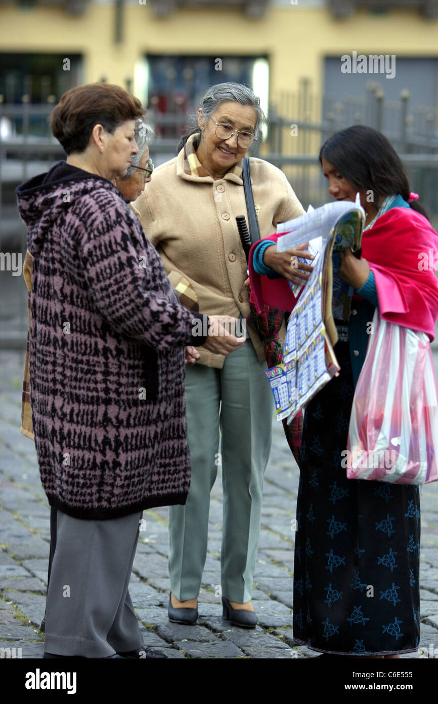 Indigene Frau Lottoscheine auf dem Plaza de San Francisco in Quito verkauft. Stockfoto