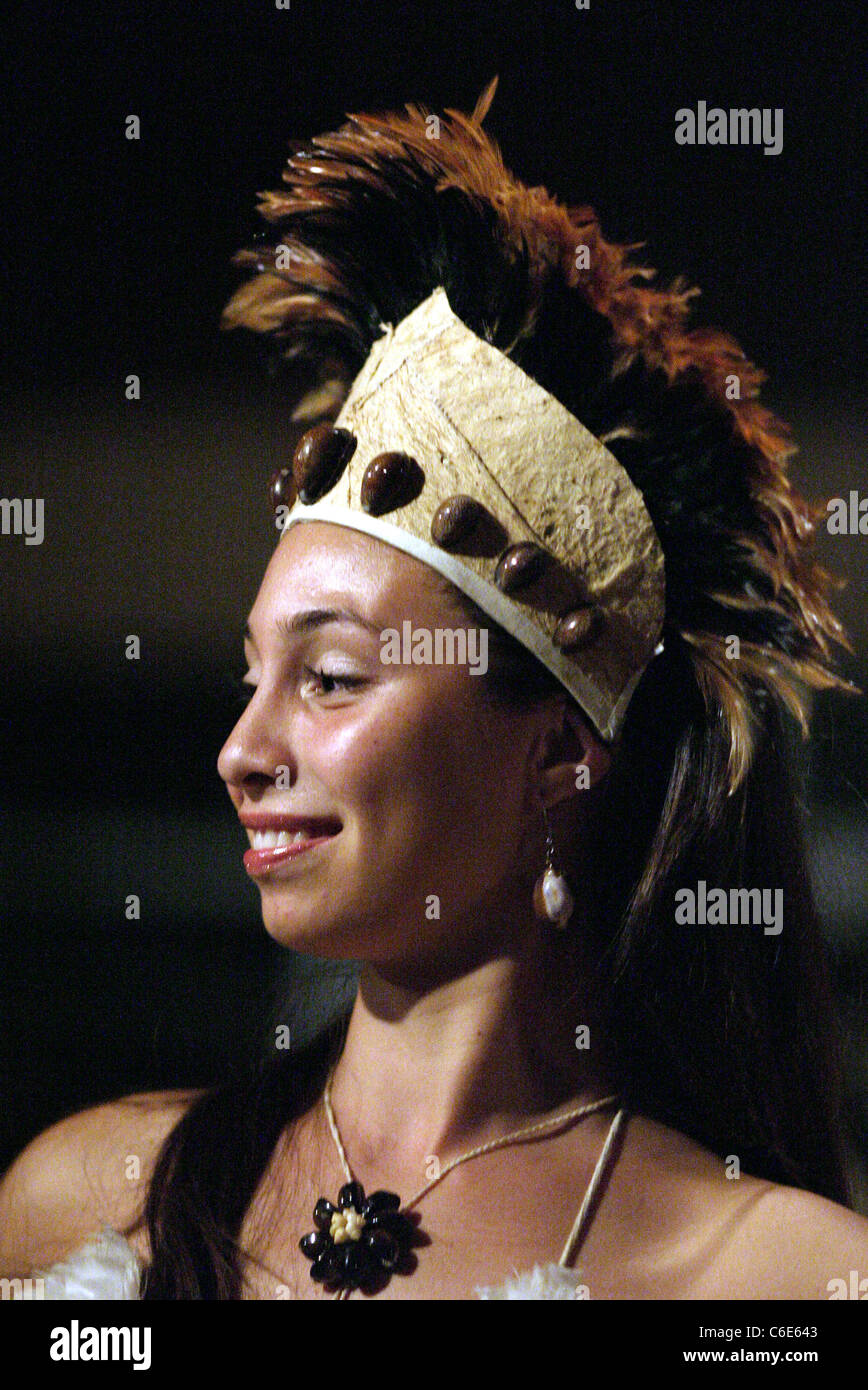 Tänzer der Kari Kari-Ballett-Gruppe führt die Hoko Tanz in Hanga Roa auf Rapa Nui (Osterinsel), Chile, Pazifik Stockfoto