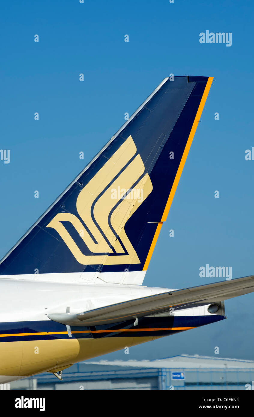 Schwanzflosse eines Singapore Airlines-Flugzeugs zeigt ihr logo Stockfoto