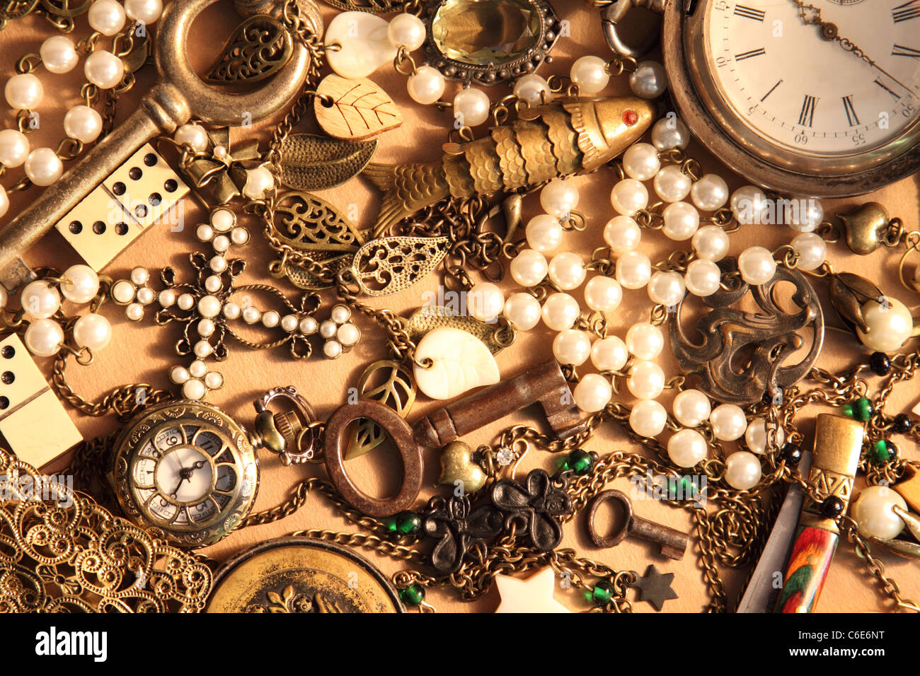 Hintergrund: viele Vintage Sachen und Schmuck Stockfoto