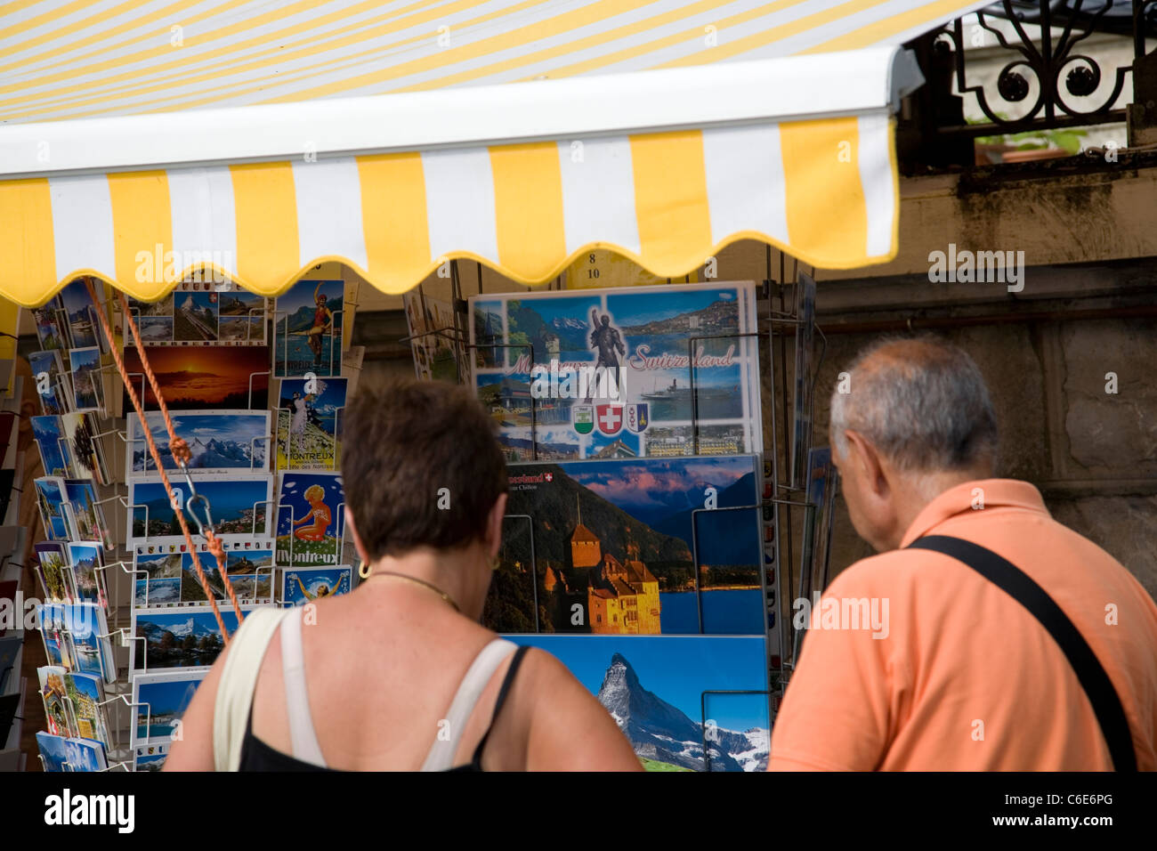 Montreux-Souvenir-Kiosk auf der Promenade Stockfoto