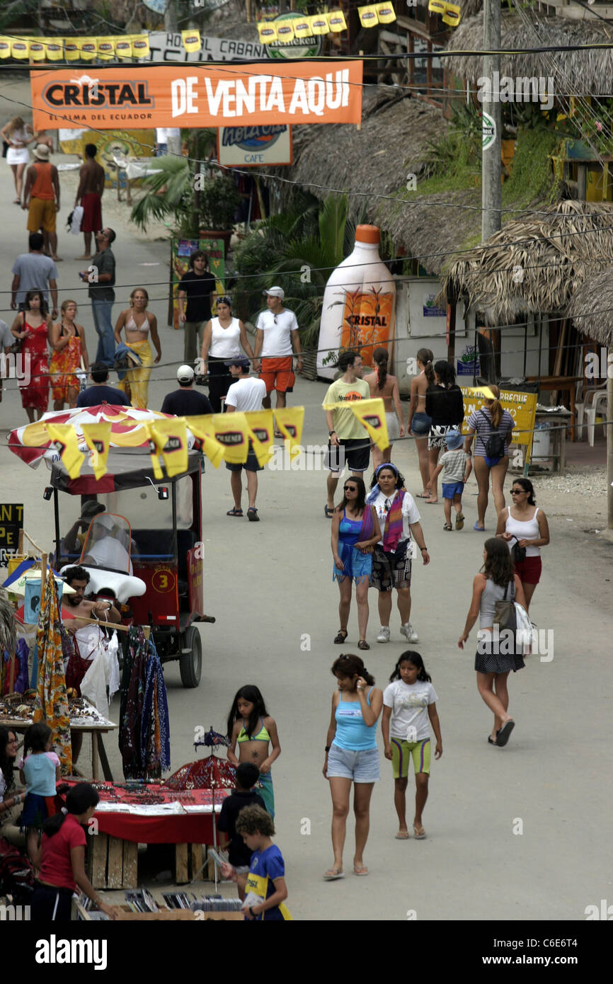 Belebten Straße am Silvesterabend im beliebten Beach Resort. Montanita, Guayas, Ecuador, Südamerika Stockfoto