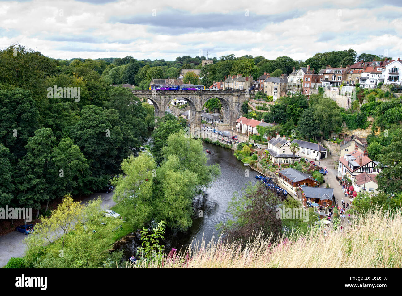 Blick auf den Fluß Nidd und dem Viadukt in Knaresborough, North Yorkshire Stockfoto