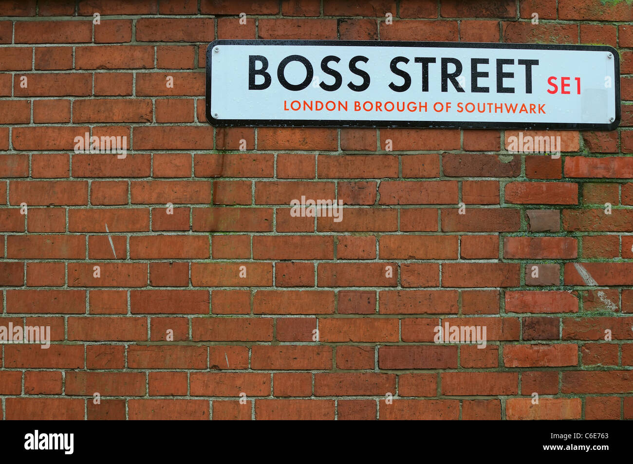 "Boss Straße" zu unterzeichnen, auf einer Mauer, London Stockfoto