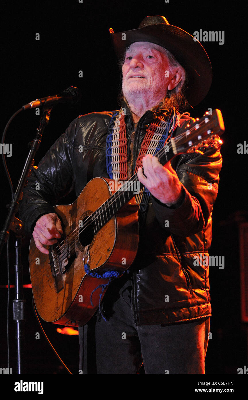 Willie Nelson und Versprechen des realen führen im Sunset Cove Amphitheater in Boca Raton. Miami, Florida, USA - 13.02.10 Stockfoto