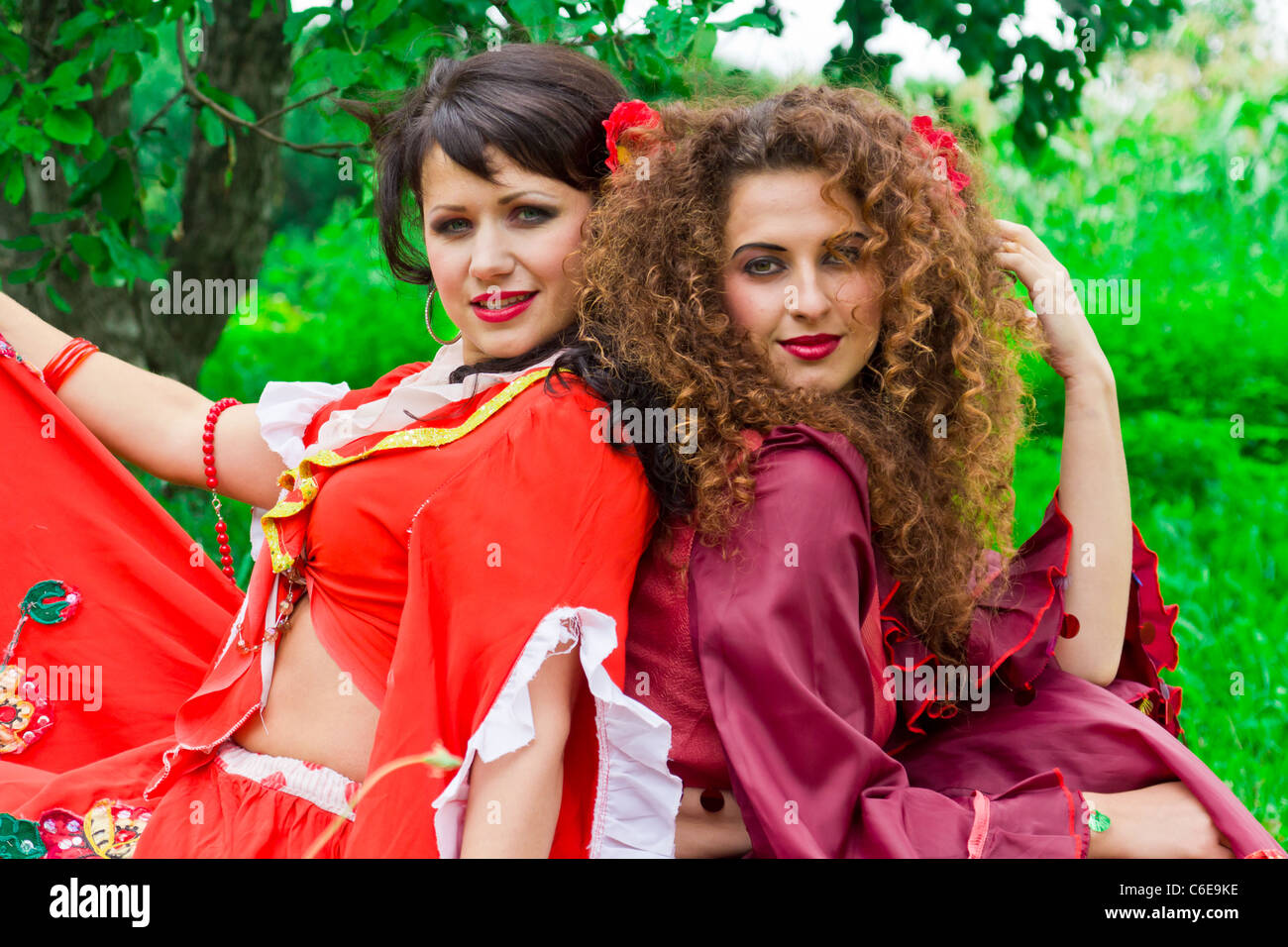 Zwei schöne Zigeunermädchen im freien Stockfoto