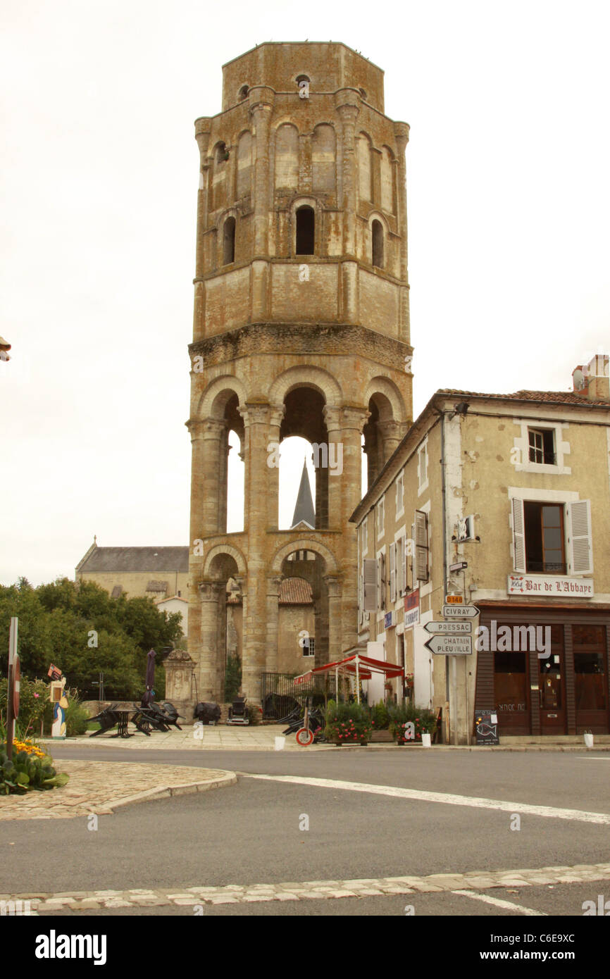 L ' Abbaye Saint-Sauveur de Charroux Benediktiner gegründet 785 Stockfoto