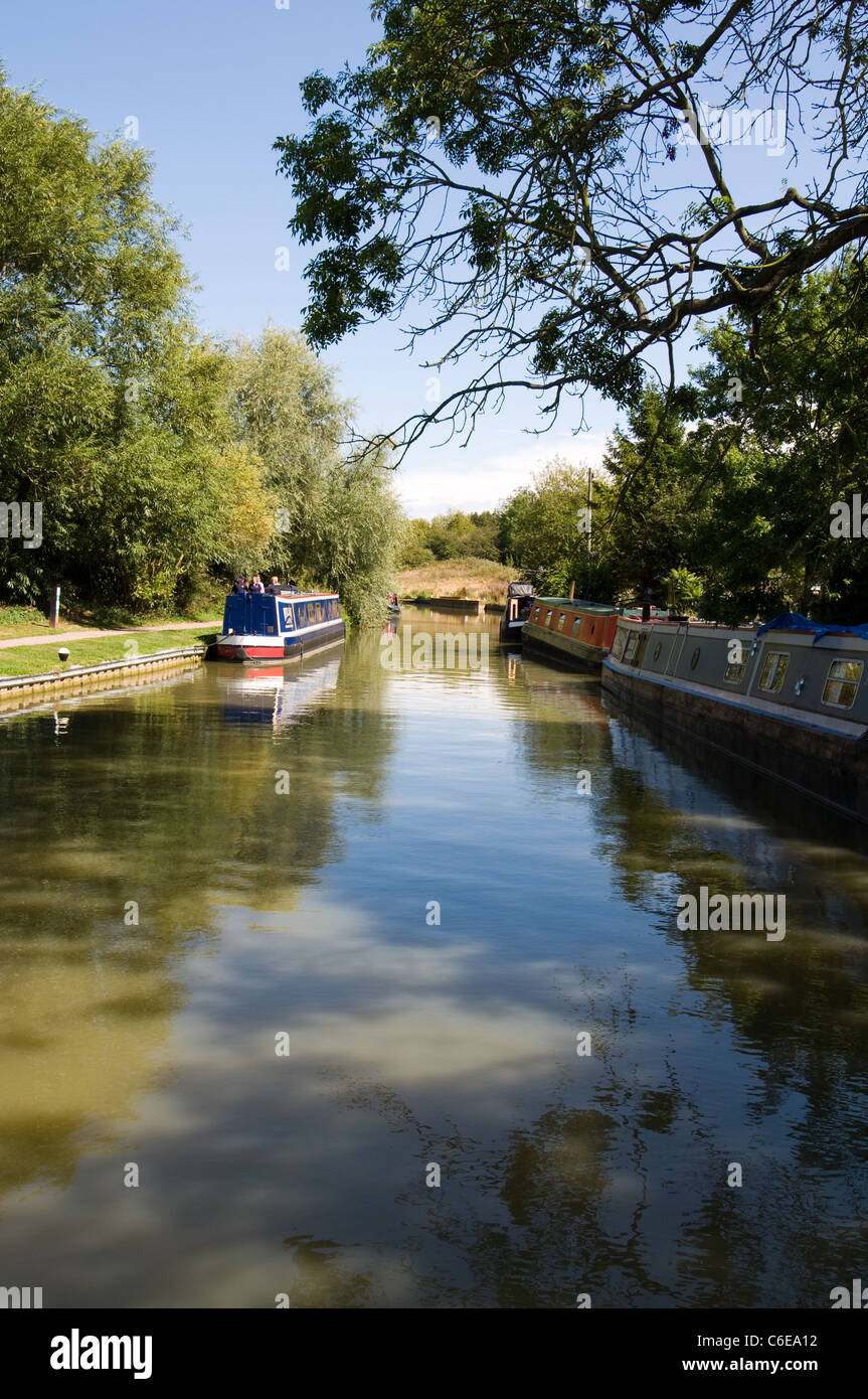 Narrowboats vertäut an Foxton Schleusen auf der Grand Union Canal Leicestershire Stockfoto