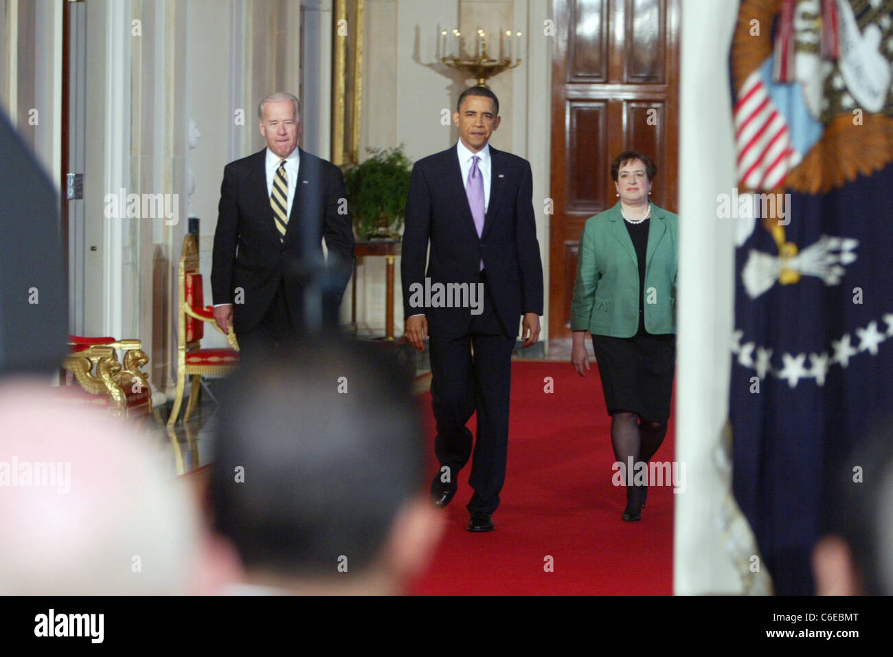 U.S. President Barack Obama (C) ist durch Vizepräsident Joe Biden (L) verbunden, während die Solicitor General Elena Kagan als Einführung Stockfoto