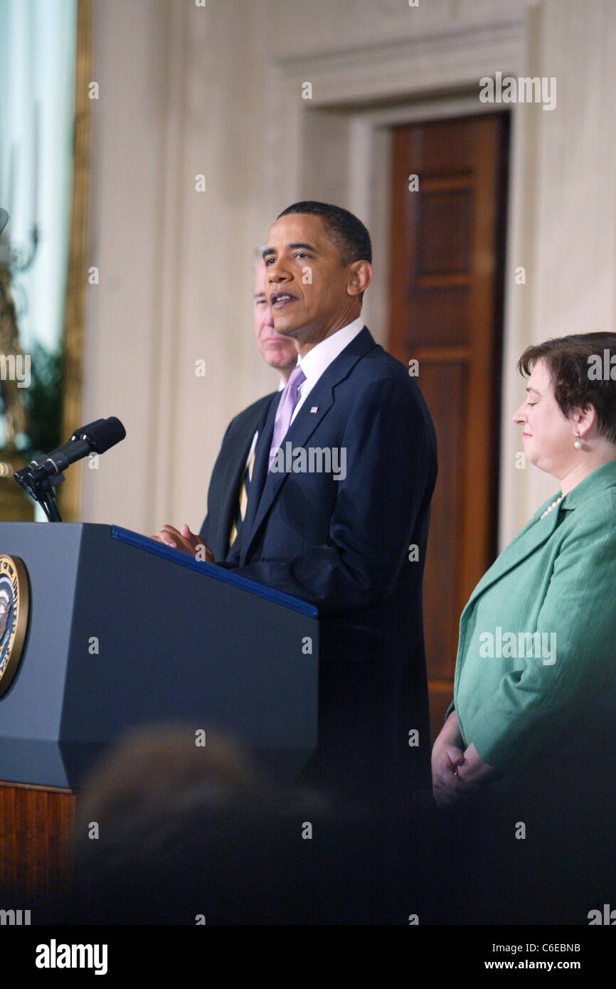 U.S. President Barack Obama (C) ist durch Vizepräsident Joe Biden (L) verbunden, während die Solicitor General Elena Kagan als Einführung Stockfoto