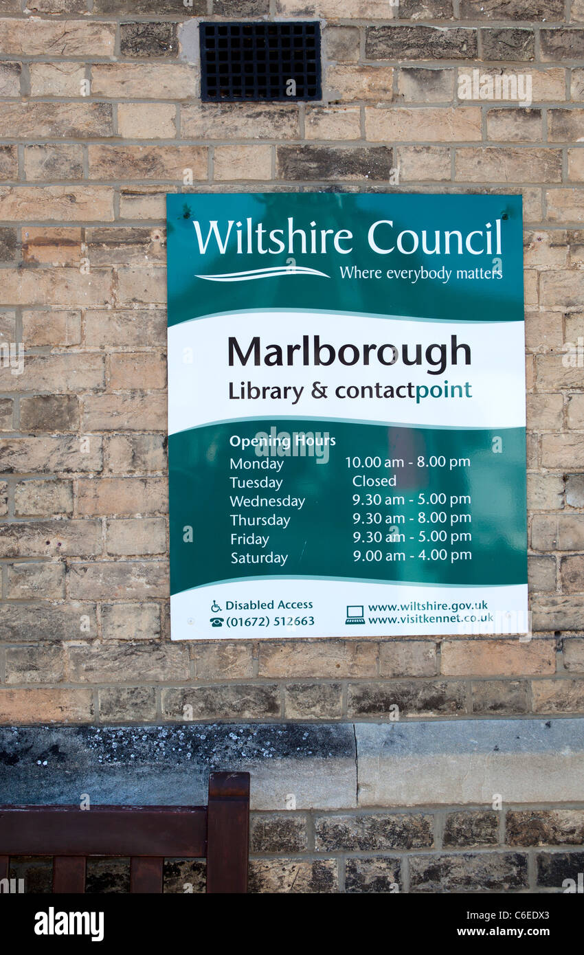 Ã – ffnungszeiten Zeichen außerhalb der Bibliothek Marlborough Stockfoto