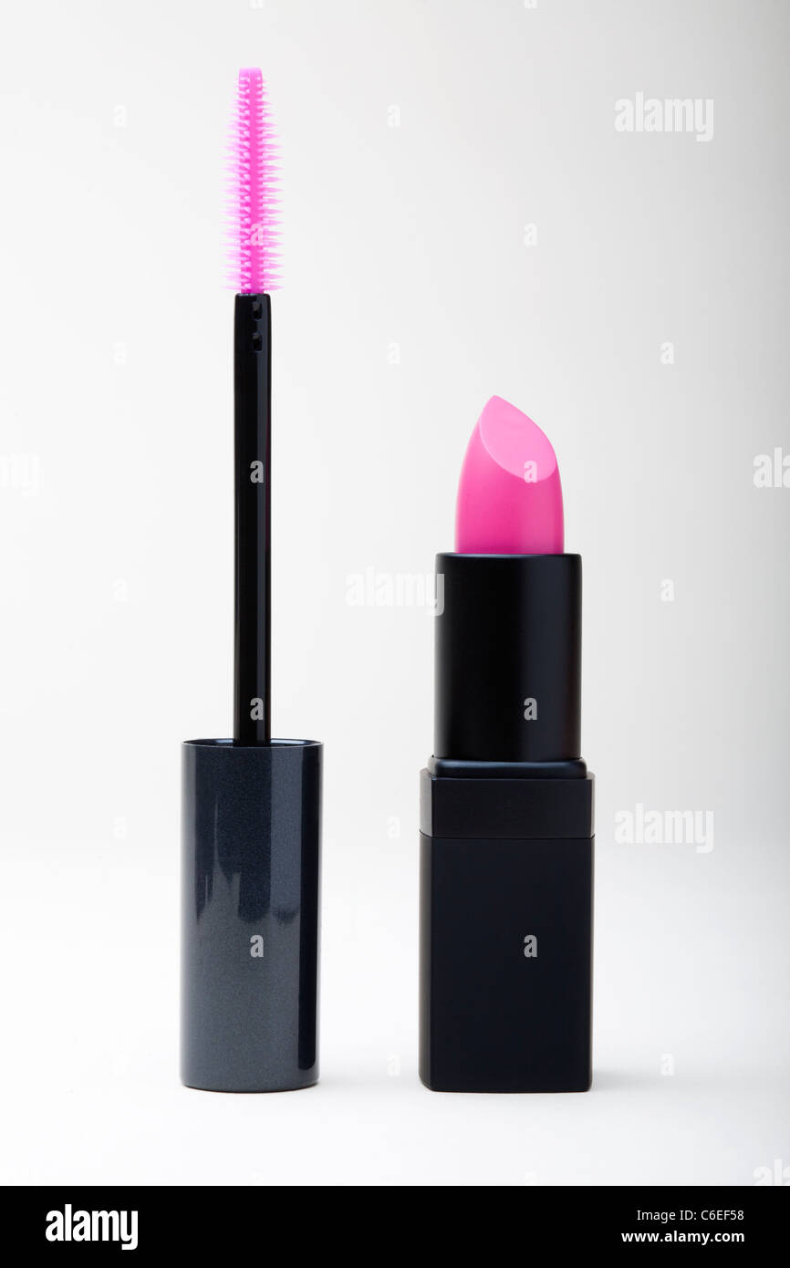 Studioaufnahme von rosa Lippenstift und mascara Stockfoto