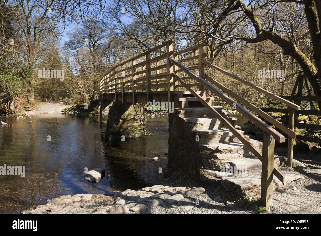 Rydal, Grasmere, Cumbria, UK. Holzsteg am Waldweg über den Fluß Rothay im Lake District National Park Stockfoto