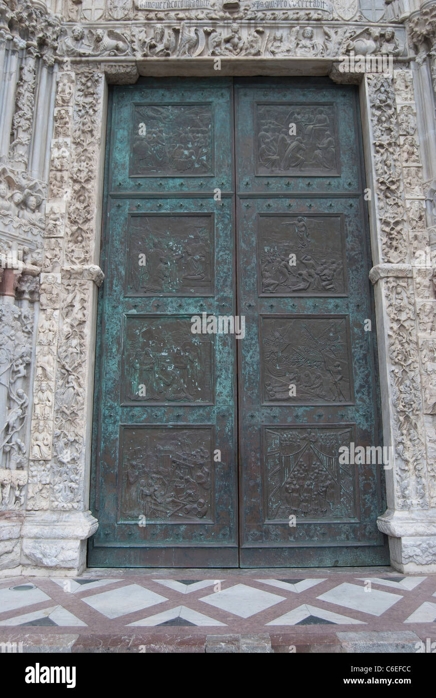 Details zu den Haupteingang der Kathedrale von Messina Stockfoto