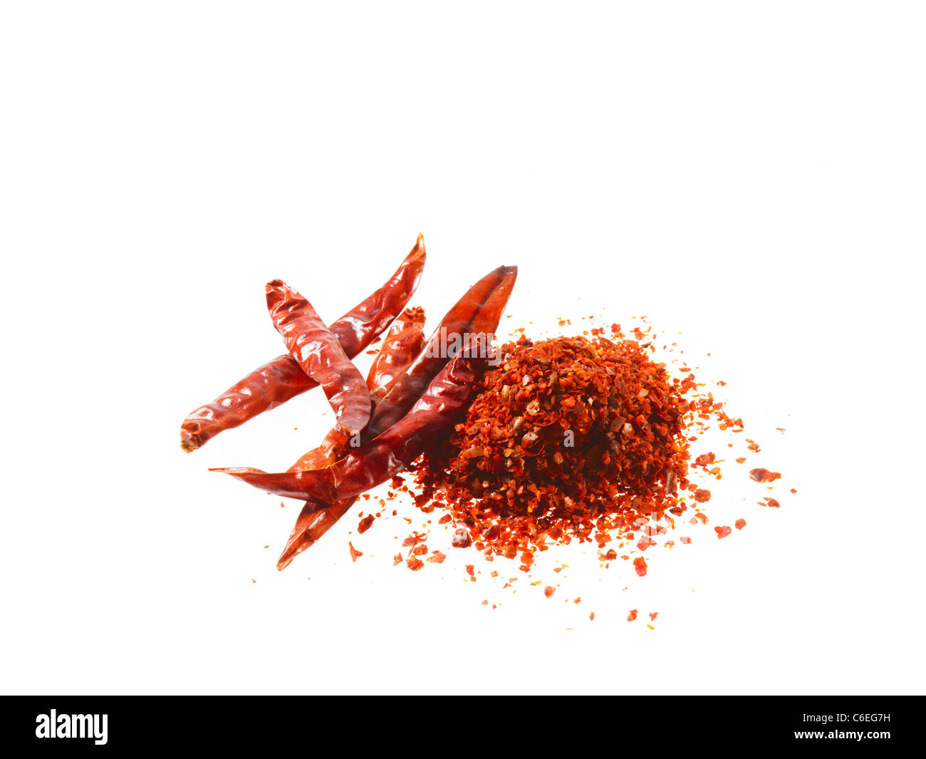 Studioaufnahme von Red Chili-Pulver und ganze rote Chilis auf weißem Hintergrund Stockfoto