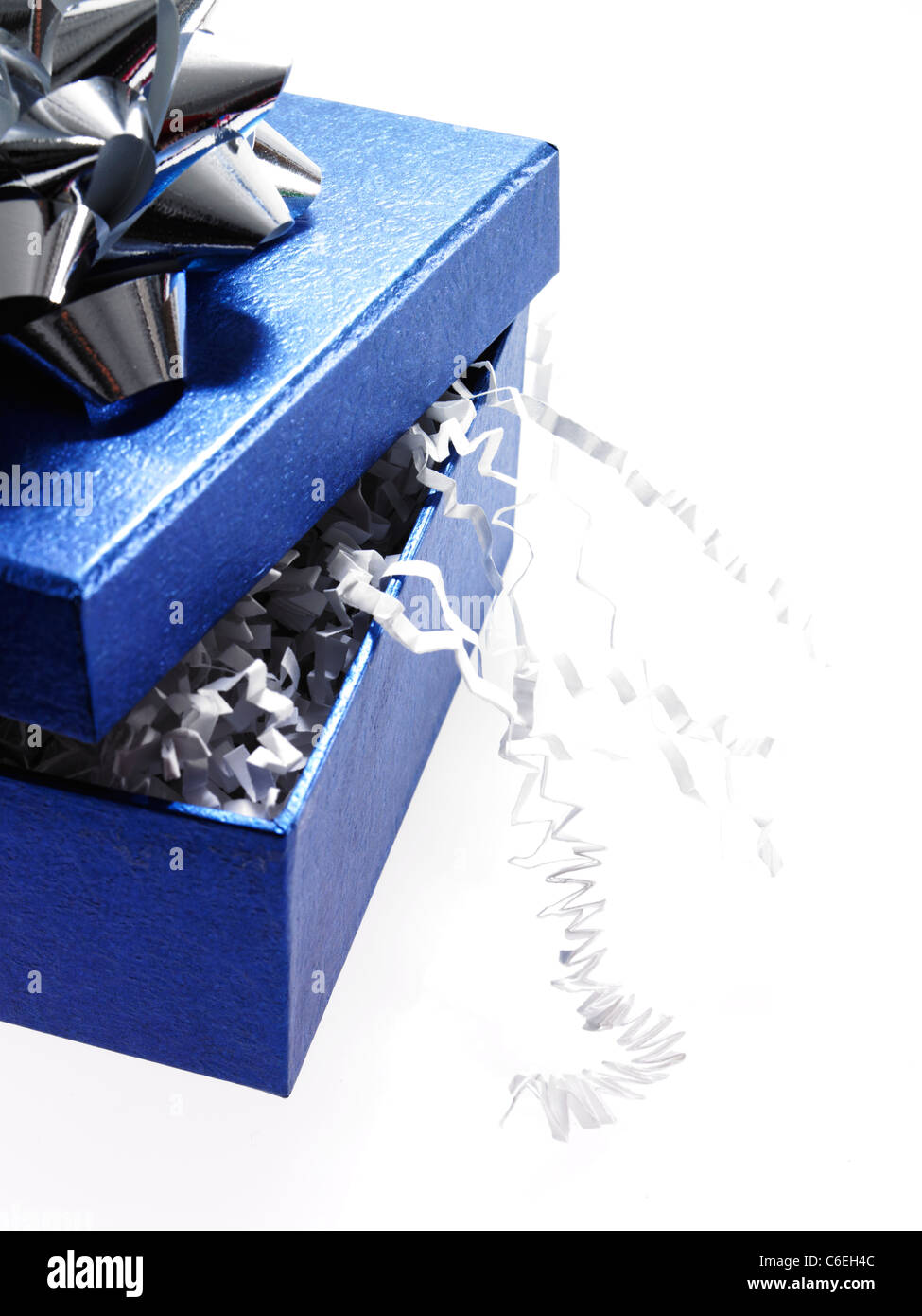 Studioaufnahme von Blue Ribbon und Blue Box auf weißem Hintergrund Stockfoto