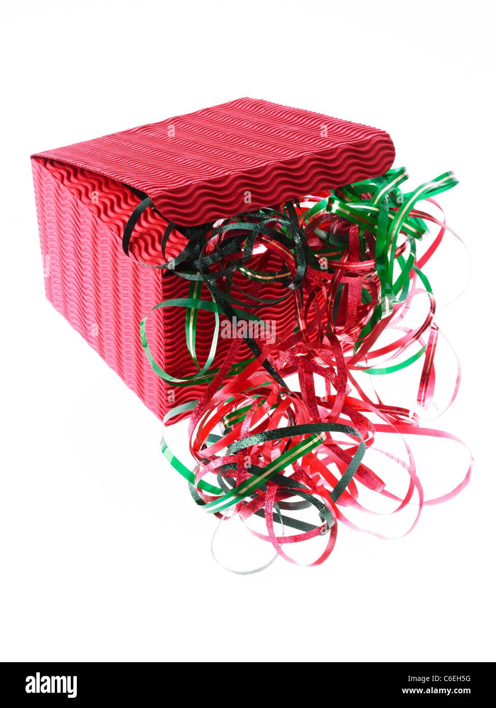 Studioaufnahme von Red und Green Ribbon und Red Box auf weißem Hintergrund Stockfoto