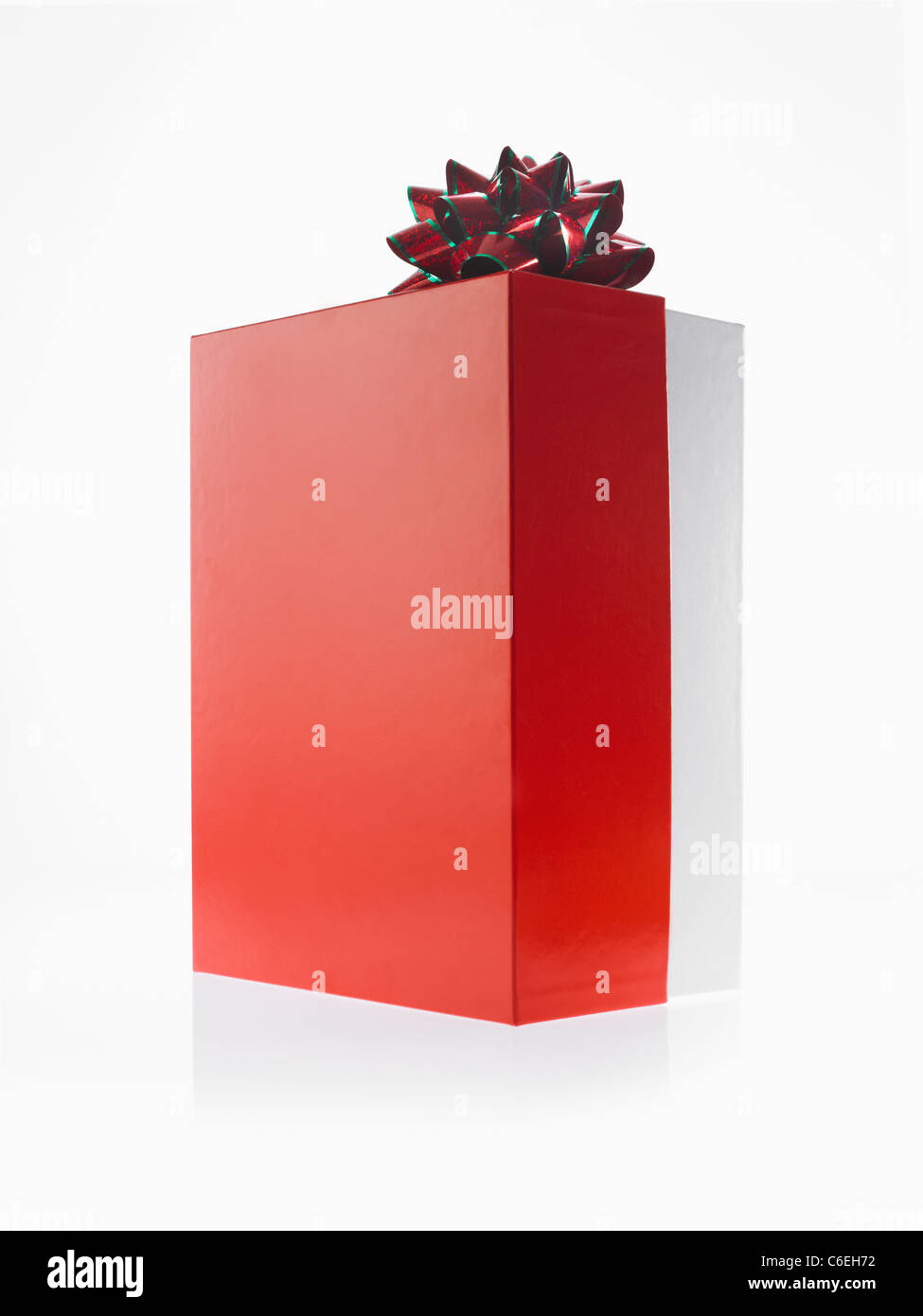 Studioaufnahme von Red und Green Ribbon und Red Box auf weißem Hintergrund Stockfoto