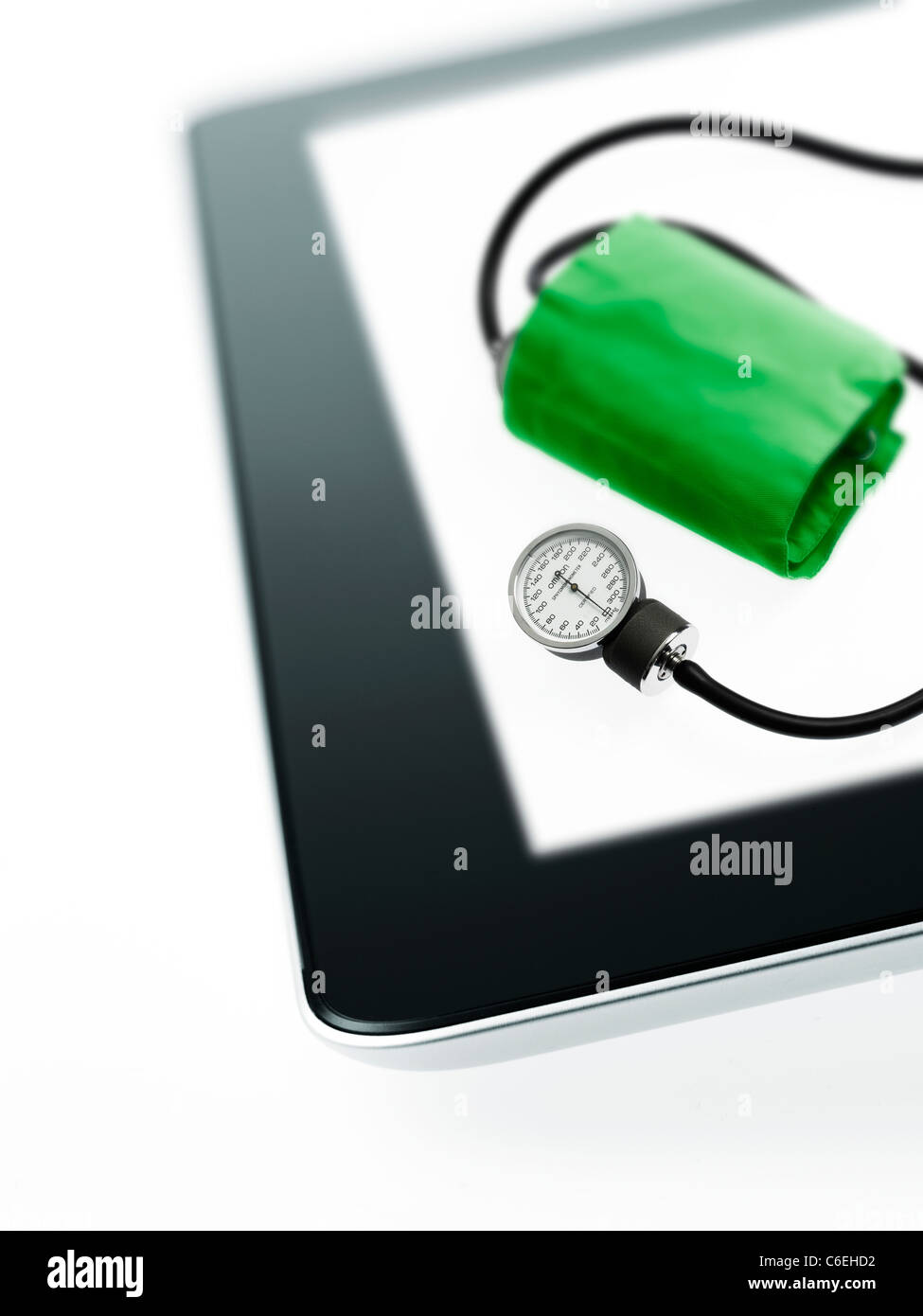 Studioaufnahme von Blutdruck messen auf digital-Tablette Stockfoto