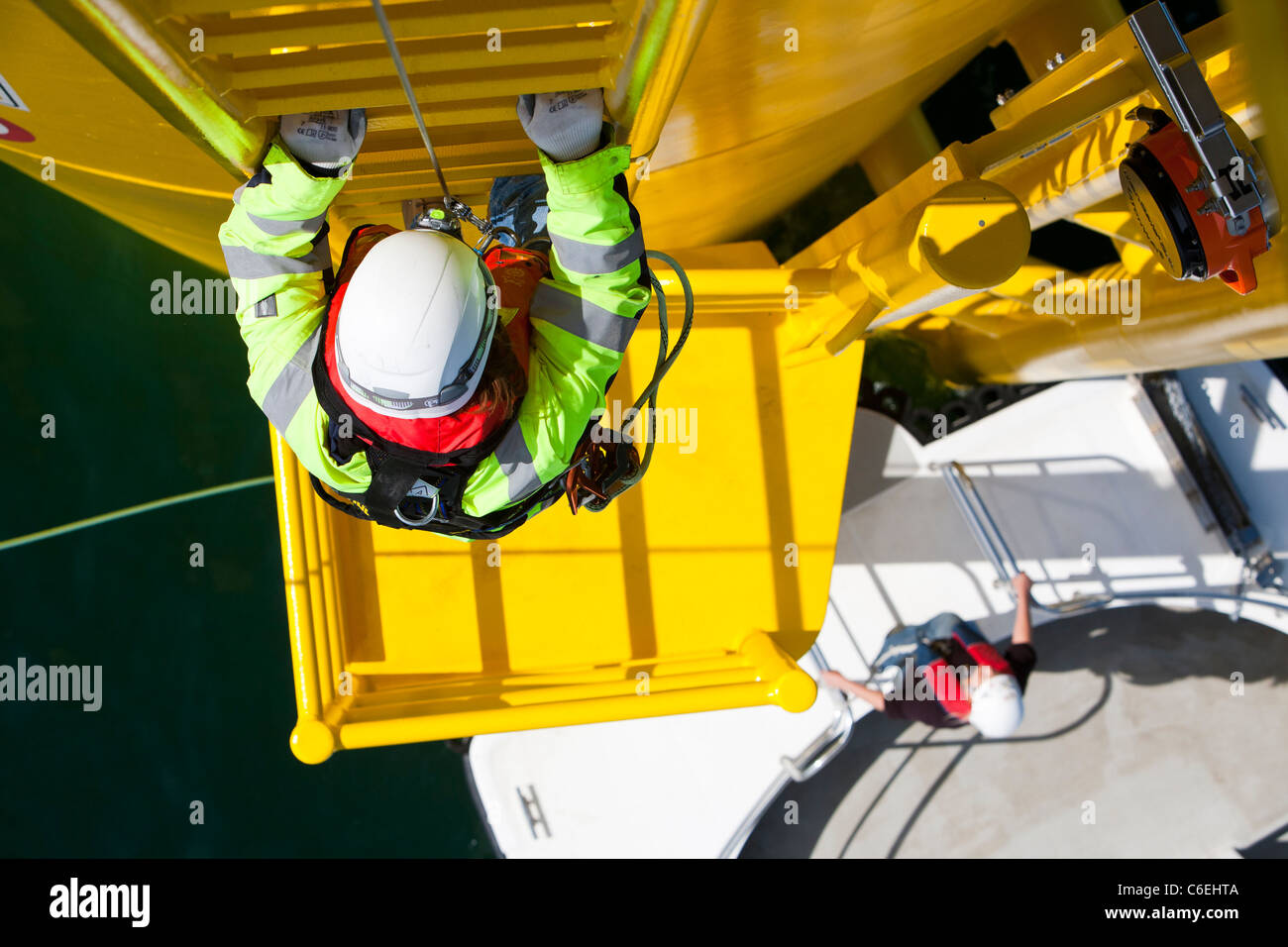 Ein Ingenieur klettert ein Übergangsstück einer Windkraftanlage auf der Offshore-Windpark Walney Stockfoto