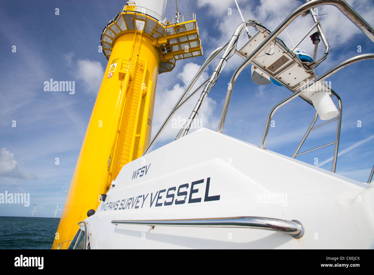 Eine Crew Transfer Schiff im Offshore-Windpark Walney Stockfoto