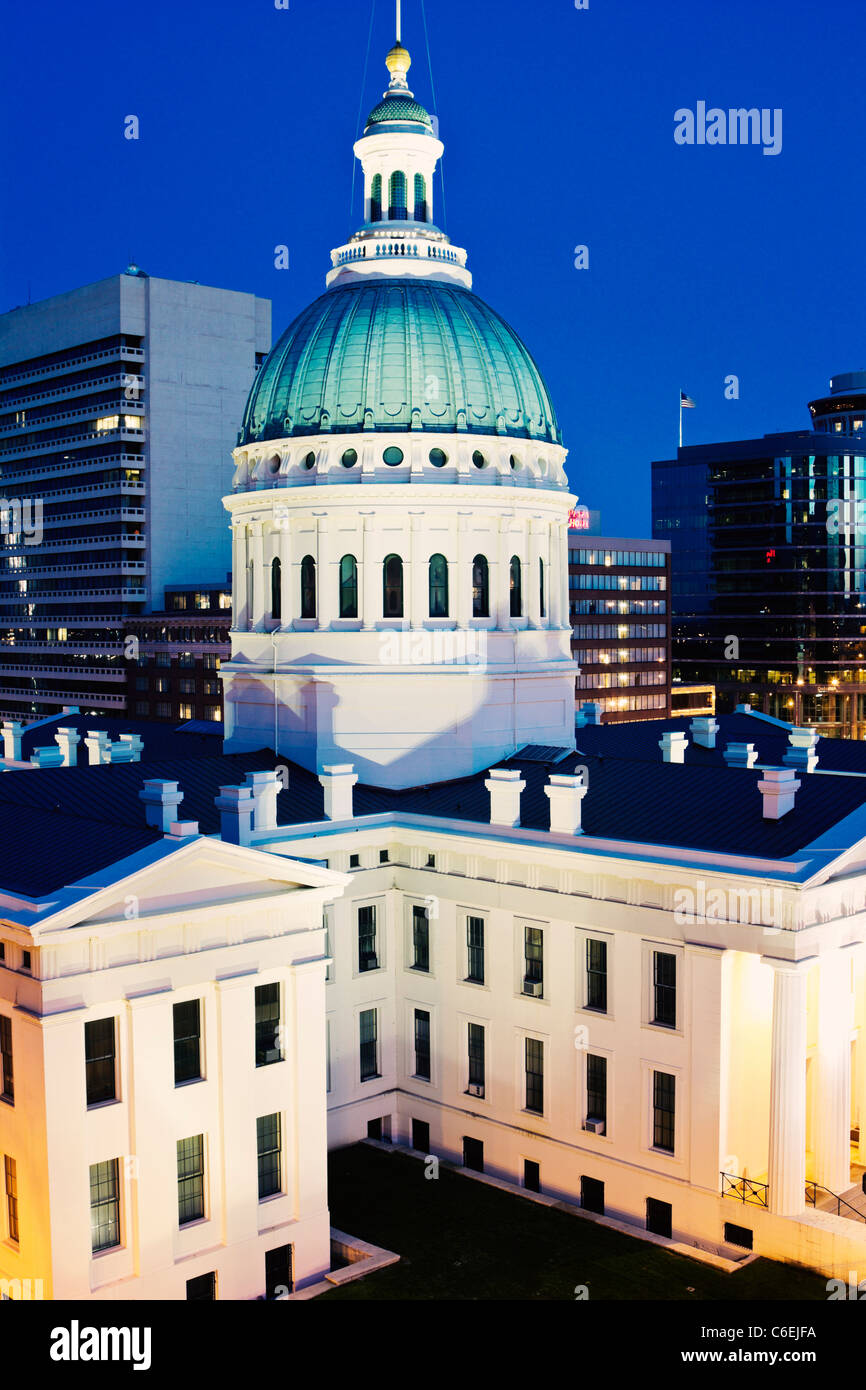 USA, Missouri, St. Louis, Gerichtsgebäude in der Abenddämmerung Stockfoto