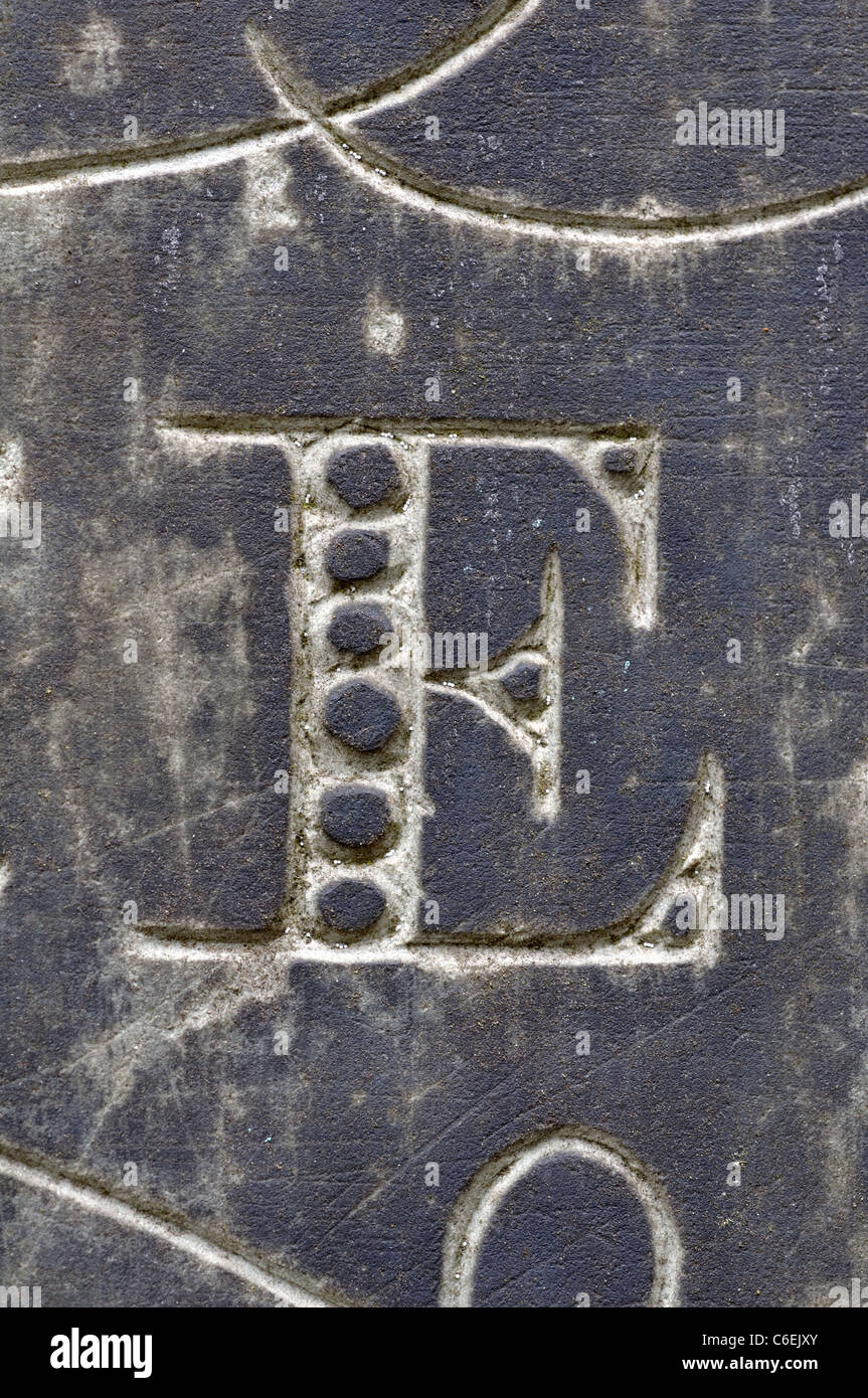Buchstabe E Detail der Schiefer Grabstein, Leicestershire, UK Stockfoto