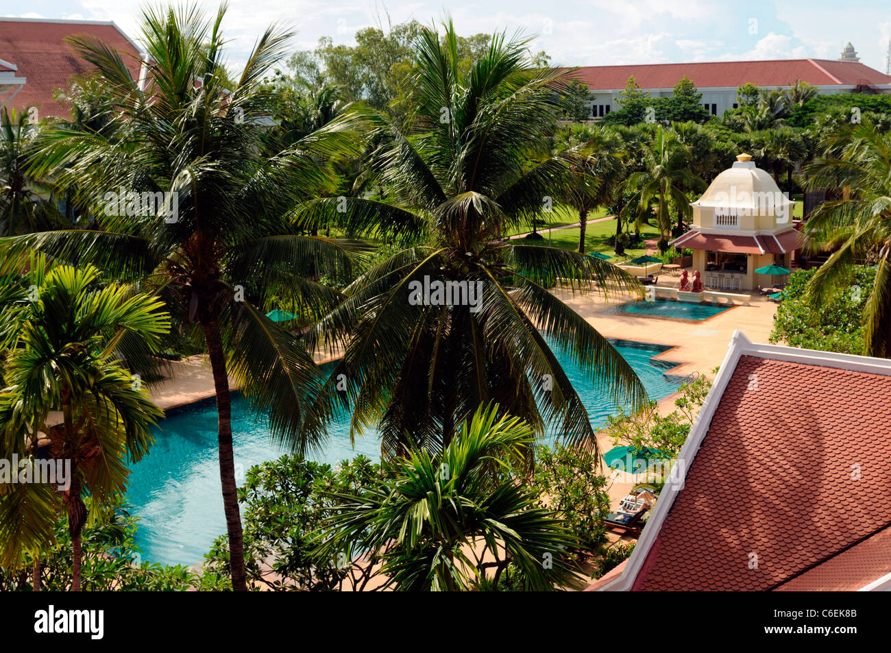 Blick auf das Schwimmbad im Raffles Hotel Siem reap Kambodscha opulenten gehobenen reichen Stockfoto