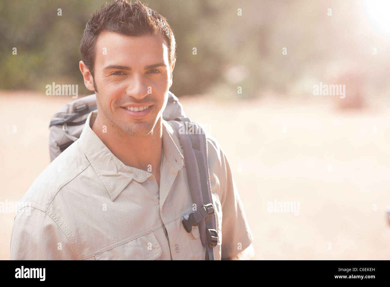 USA, Arizona, Sedona, junger Mann in Wüste wandern Stockfoto