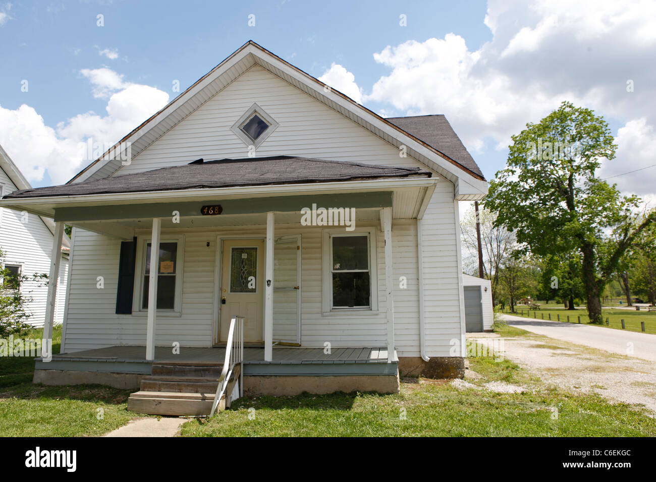 Repossessed Flut beschädigte Haus Zeitplan für den Abriss in der Nähe von White River in Spencer, Indiana. Stockfoto