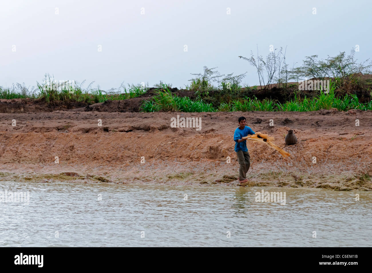 Hand des Menschen Darsteller Casting werfen werfen Netzfischerei Tonle Sap Süßwasser See Siem reap Kambodscha Stockfoto