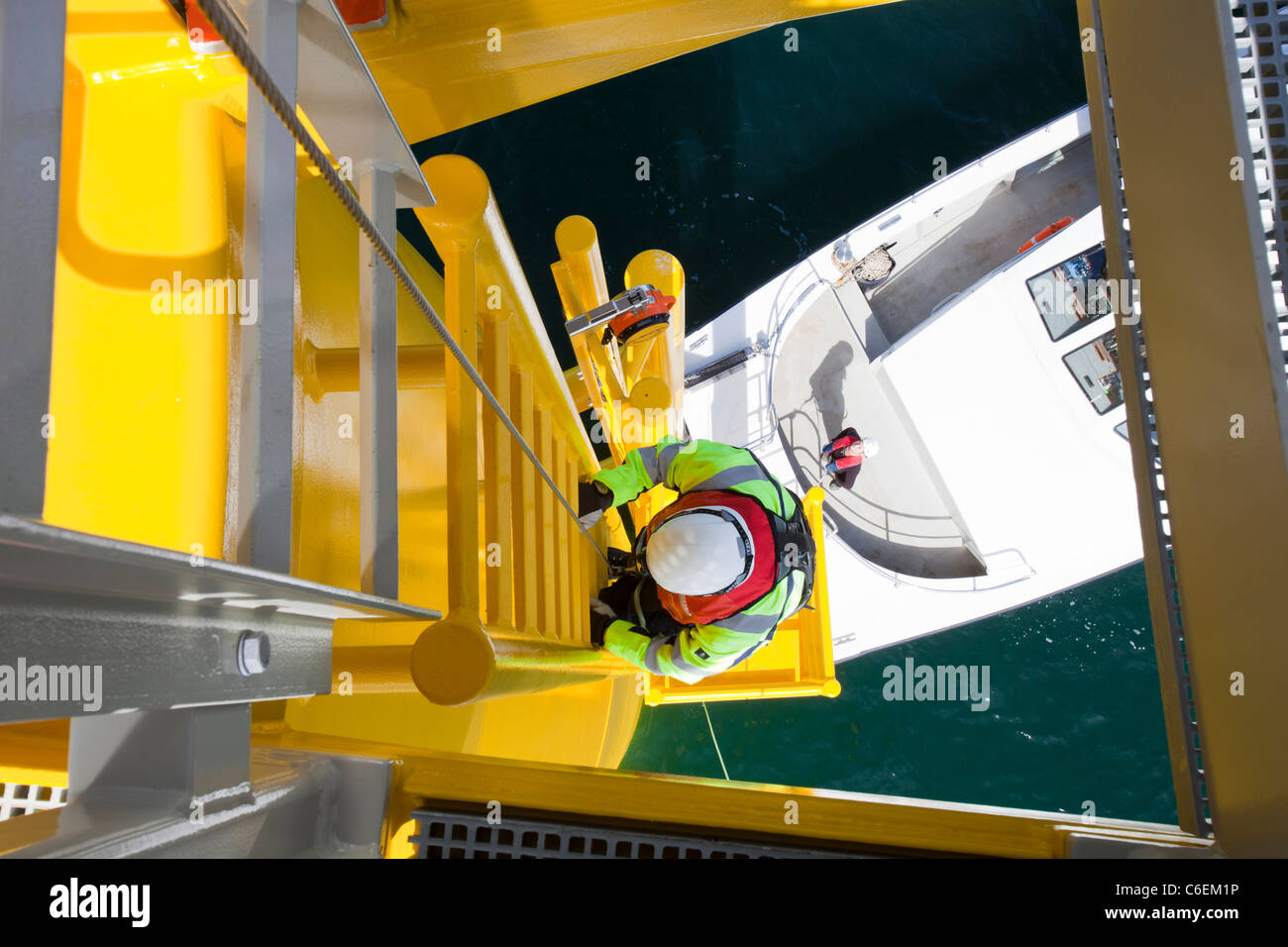 Ein Arbeiter klettert eine Windkraftanlage auf der Offshore-Windpark Walney. Stockfoto