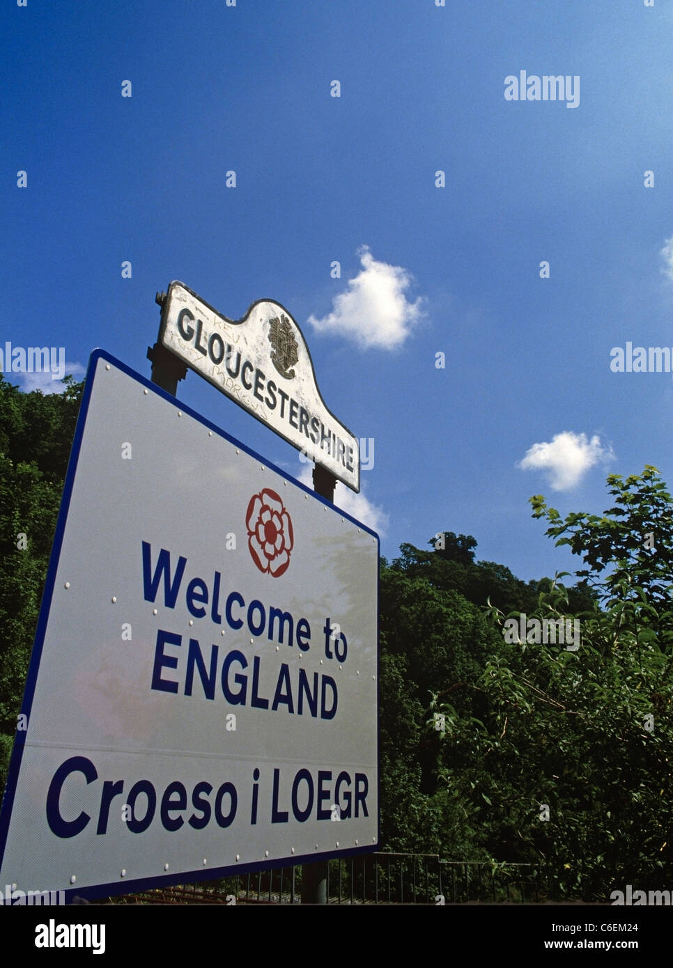 Melden Sie sich am Straßenrand begrüßen die walisische Besucher nach Gloucestershire Stockfoto