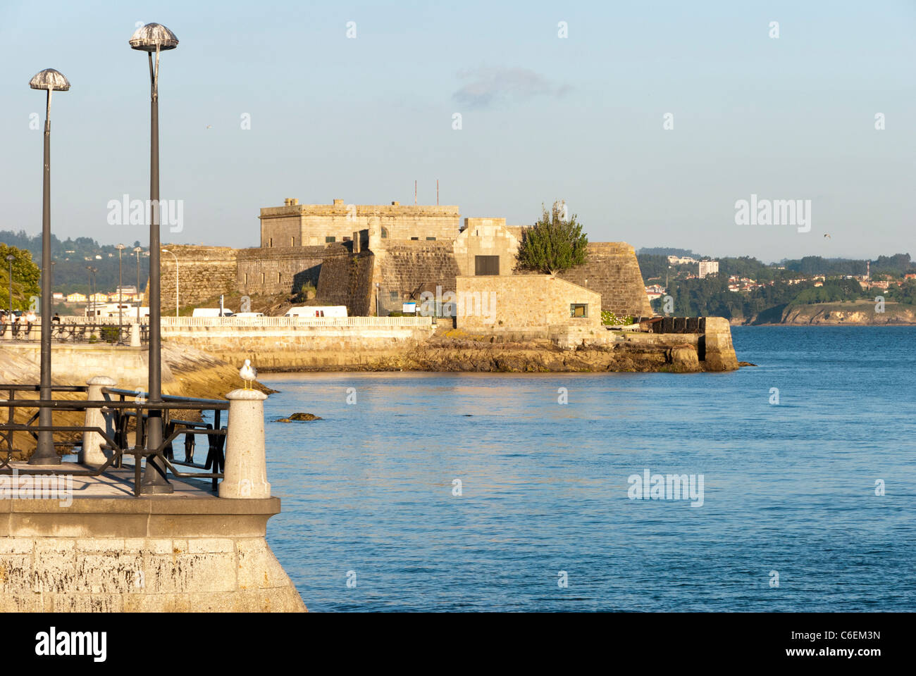 Schloss von San Antón - Festung, erbaut zwischen dem 16. und 17. Jahrhundert auf einer kleinen Insel in der Bucht von La Coruña, zur Verteidigung der Stadt gegen Angriffe aus dem Meer kommen. Während des englischen Angriffs von Francis Drake im Jahre 1589 diente das Schloss wirksam, die Einfahrt in die Stadt zu verteidigen.  Toda Stockfoto