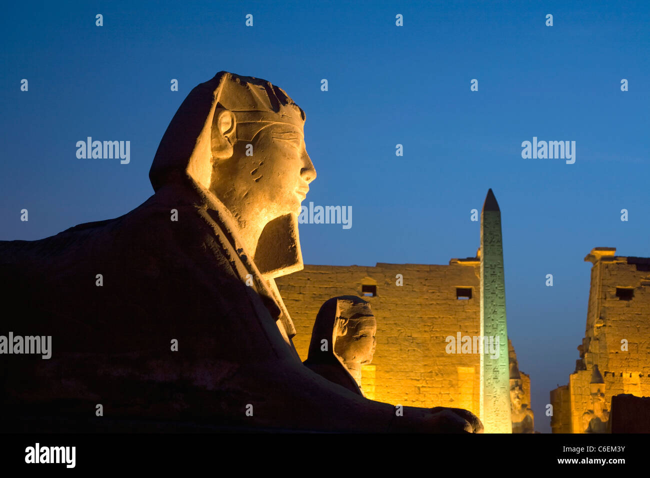 Der Mensch leitete Sphinxen, Obelisk und ersten Pylon in Luxor-Tempel in Luxor, Ägypten Stockfoto