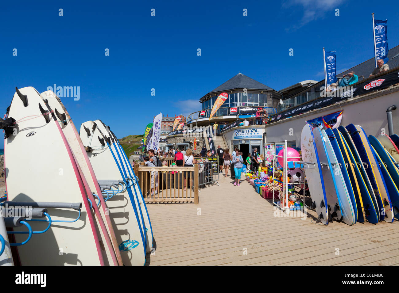 Surf-Bretter und Surfequipment zu verkaufen oder mieten Fustral Strand Newquay England UK GB EU Europa Stockfoto