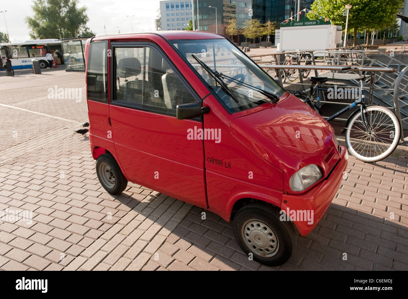 Kleine rote behinderten Auto Amsterdam Holland Niederlande Europa  Stockfotografie - Alamy