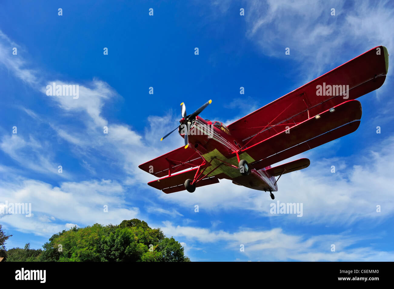 Eine Weitwinkeleinstellung eine Antonov AN-2 Doppeldecker auf kurze Finale. Bewegungsunschärfe auf den Propeller. Platz für Text in den Himmel. Stockfoto