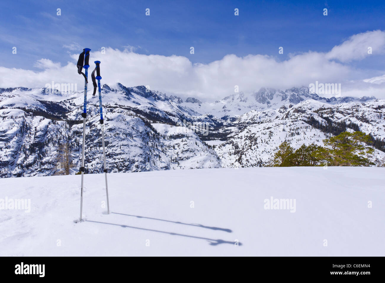 Skistöcke und Banner und Ritter Gipfeln, Ansel Adams Wilderness, die Berge der Sierra Nevada, Kalifornien USA Stockfoto