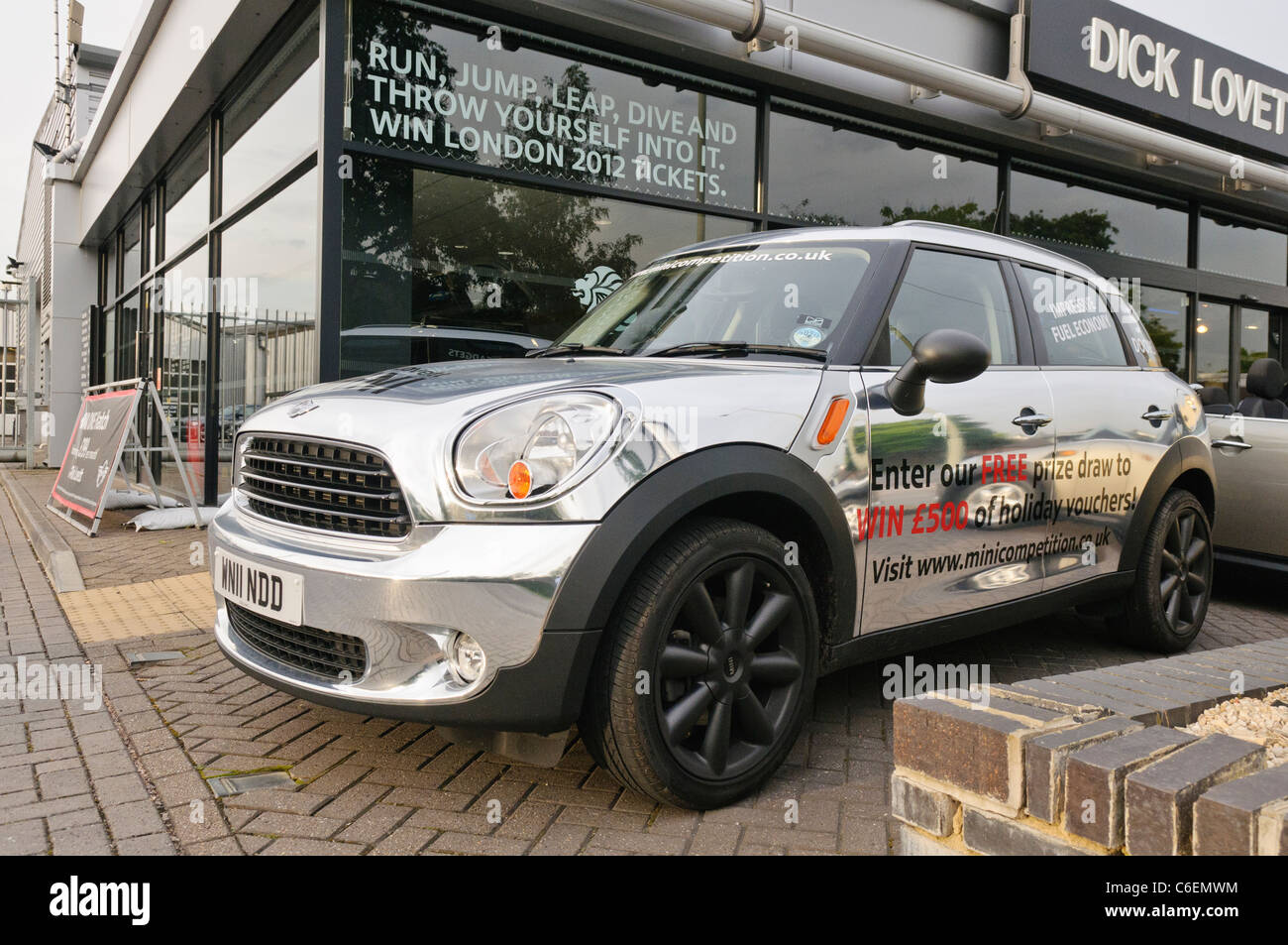 BMW Mini Countryman gemalt mit stark reflektierenden Silber verspiegelten Farbe außen einen Händler Stockfoto